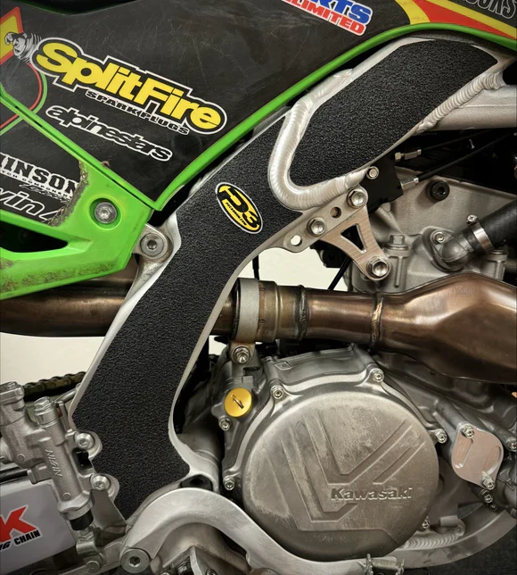 P3 CARBON - FRAME PROTECTORS - GRIP GUARD - KAWASAKI KX450(X) 24-26 KX250(X) 26 - Image 3