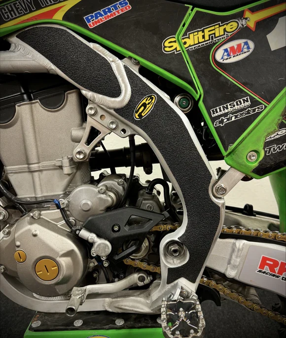 P3 CARBON - FRAME PROTECTORS - GRIP GUARD - KAWASAKI KX450(X) 24-26 KX250(X) 26 - Image 4
